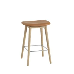 Muuto Taburetes Altos<Silla Fiber counter stool 65 cm, Cuero cognac, patas de roble Marrón