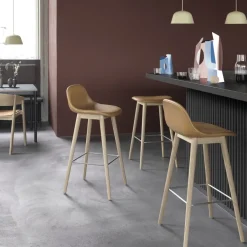 Muuto Taburetes Altos<Silla Fiber counter stool 65 cm, Cuero cognac, patas de roble Marrón